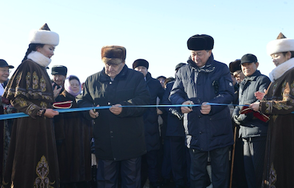 Atyraý oblysyndaǵy Mahambet aýdanynda Tuńǵysh Prezıdenti kúnine oraı jańa kópir ashyldy