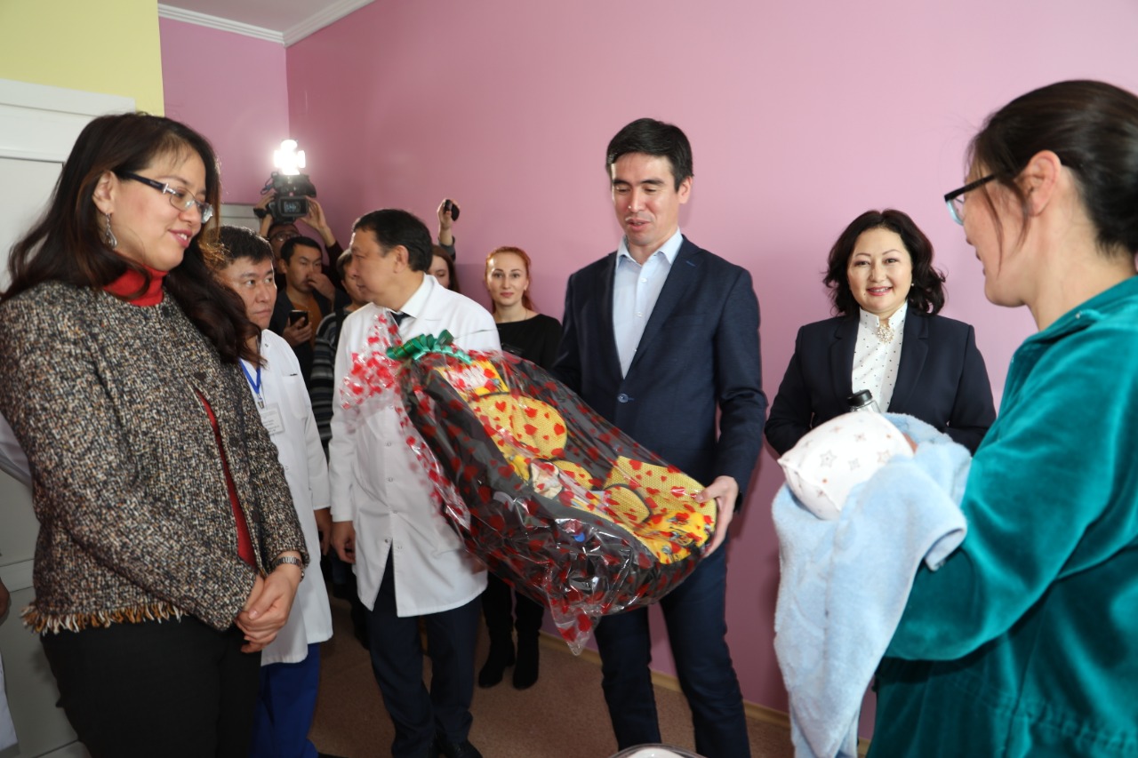 О́skemende úsh egiz dúnıege keldi