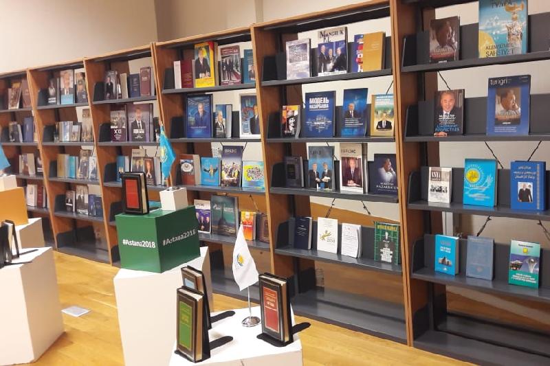 Elbasynyń kitaptary men sýretteri kórmege qoıyldy