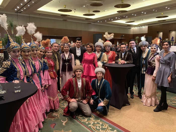 Varshava áýejaıynda qazaqtyń kúıi kúmbirlep, ásem ánderi áýeledi