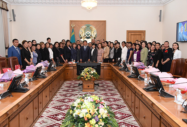 Almaty ákimi qalanyń úzdik muǵalimderimen kezdesti