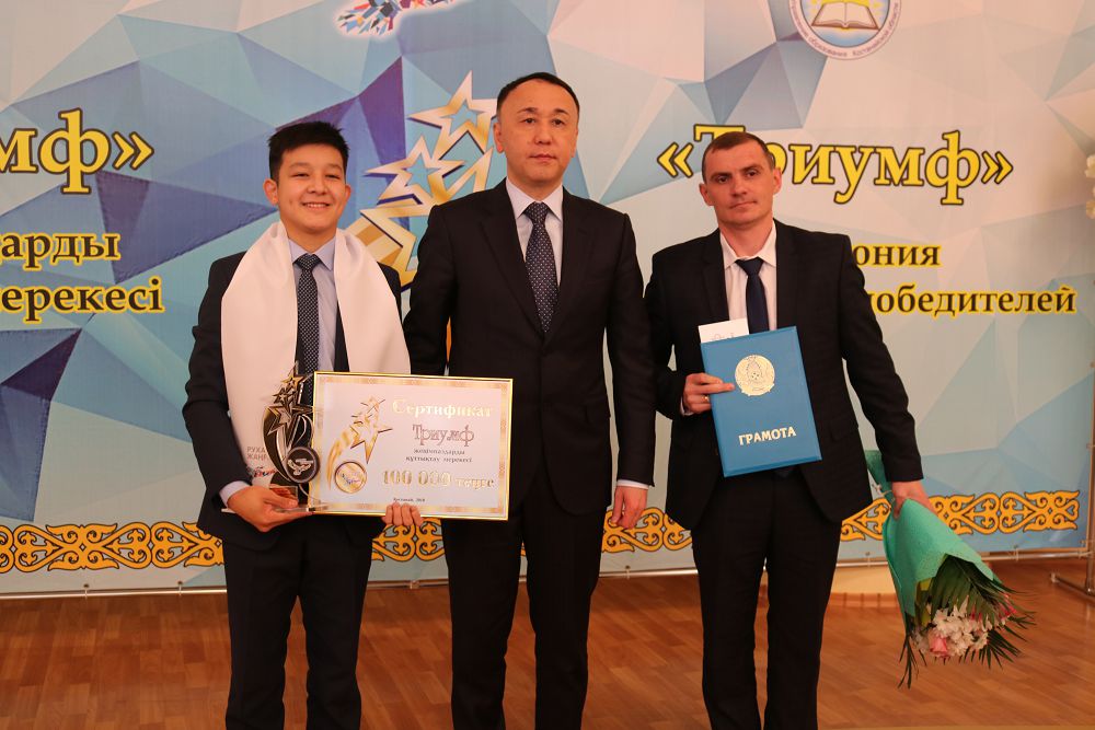 Qostanaı oblysynyń ákimi jeńimpazdarǵa «Trıýmf» syılyǵyn tabystady