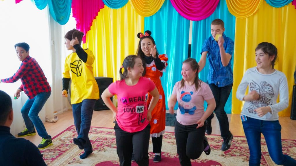 Jastar áleýmettik qyzmet kórsetý ortalyǵynda qonaqta boldy