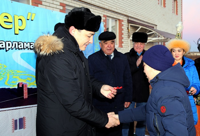 Batys Qazaqstandaǵy Jalpaqtal aýylynda jańa úıler tapsyryldy