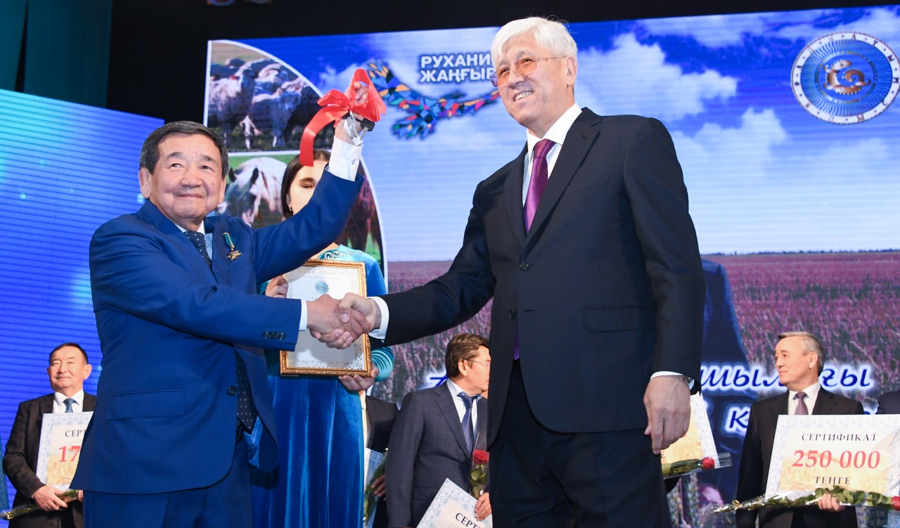 Úzdik sharýashylyqqa jańa traktor tartý etildi