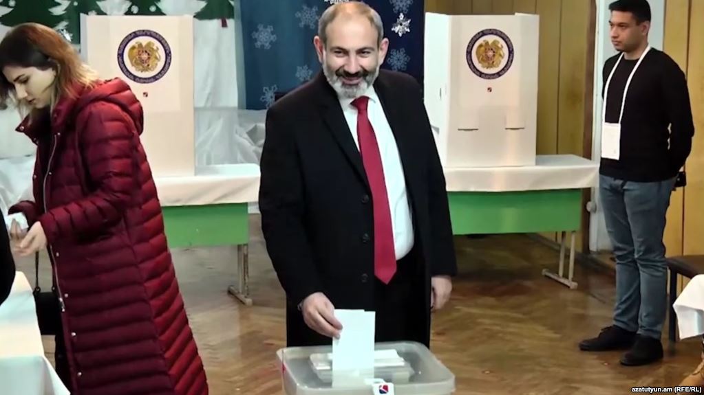 Armenııada kezekten tys parlament saılaýy ótip jatyr