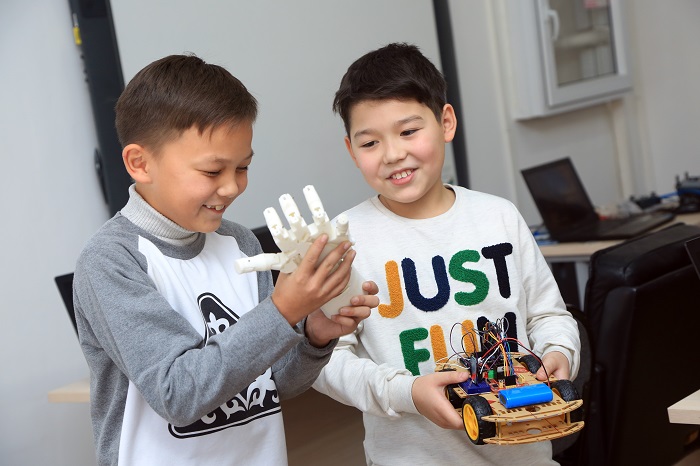 Qyzdar ýnıversıteti robot qurastyratyn startap jobalar jasaıdy