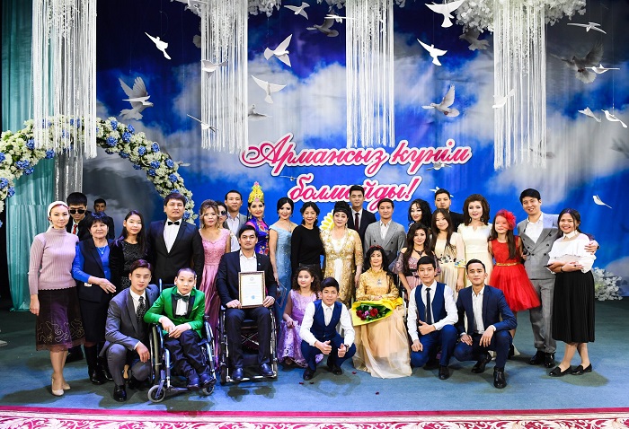 Qyzylorda oblysynyń ákimi múmkindigi shekteýli jandar avtokólik syılady