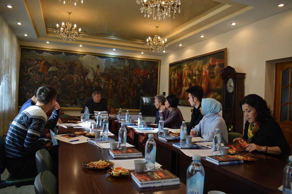 Qazaq sport jáne týrızm akademııasynda Prezıdenttiń «Uly dalanyń jeti qyry» maqalasy talqylandy