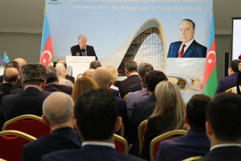 Astanada Geıdar Alıevti eske aldy