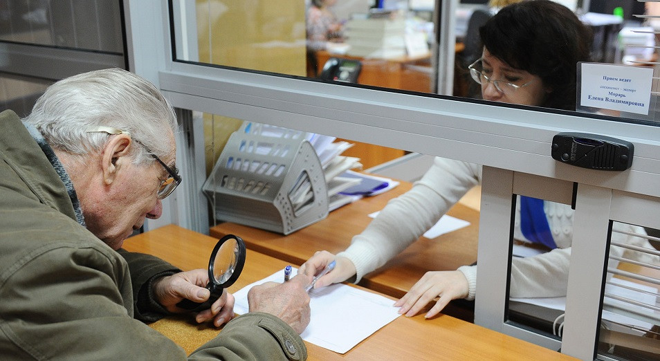 Jınaqtaýshy zeınetaqy júıesine 20 jyl tolýyna oraı dóńgelek ústel ótti