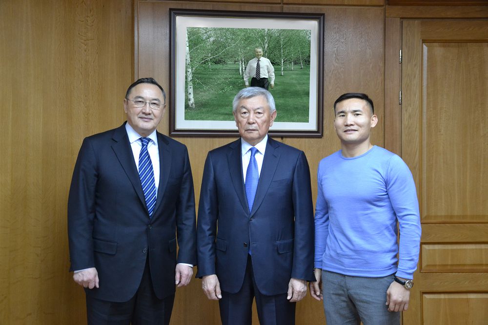 Qanat Islamǵa Dúnıejúzi qazaqtar Qaýymdastyǵynyń múshelik bıleti tabystaldy