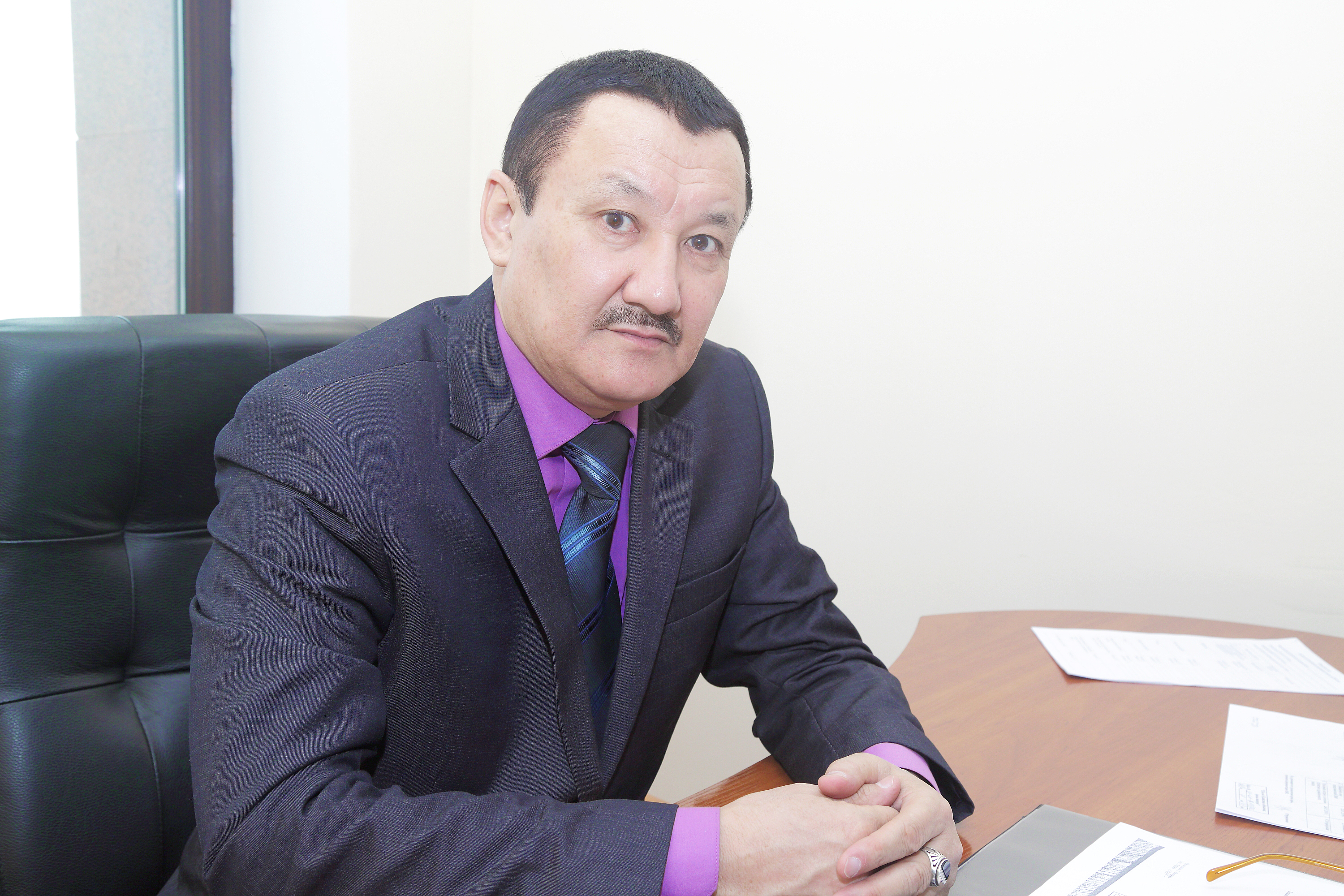 S.Ákeleev: Bekbolat Tileýhan men Aıgúl Qosanovanyń daýysyn men qoıǵam