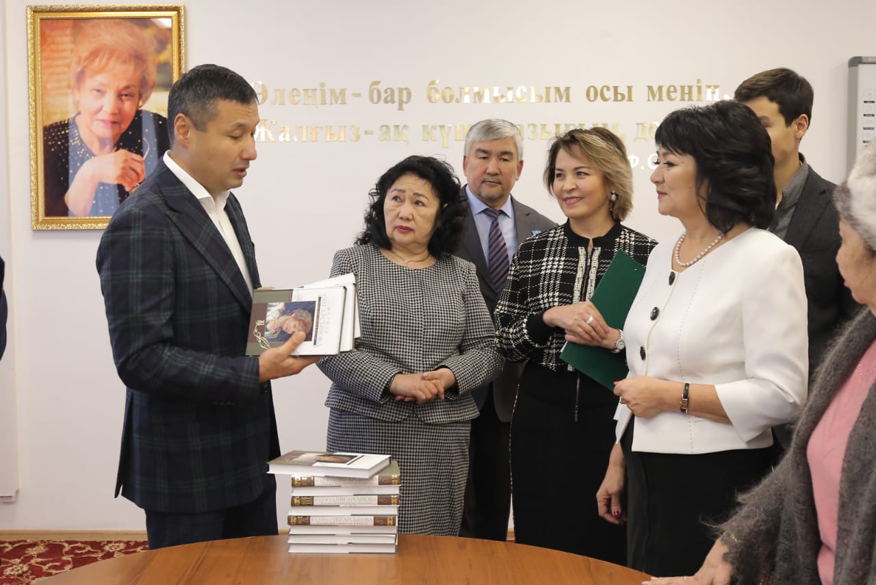 Aqtóbede aqyn Farıza Ońǵarsynovanyń qurmetine eskertkish taqta ornatyldy