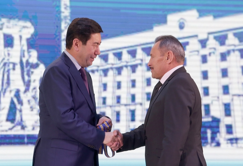 Qaraǵandylyqtar Táýelsizdik kúnine oraı memlekettik nagradalarmen marapattaldy