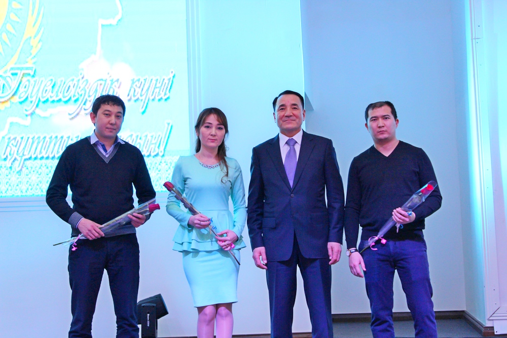 Aqtóbede dárigerler Táýelsizdik kúnine oraı páterli boldy