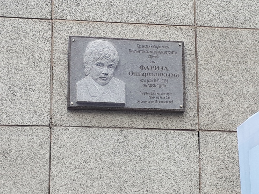 Almatyda Farıza Ońǵarsynova turǵan úıge eskertkish taqta ornatyldy