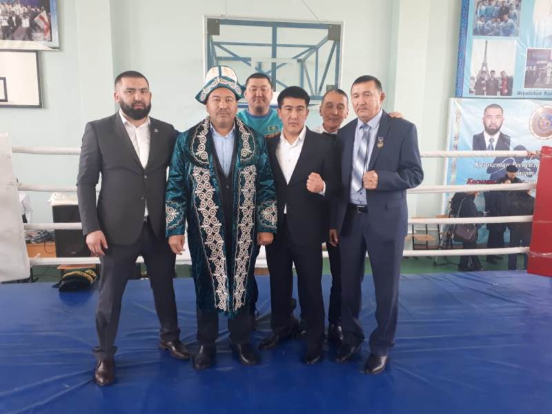 Jas boksshylar básekesin sport juldyzdary tamashalady