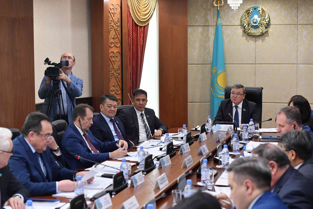 Senatta turǵyn úı-kommýnaldyq sharýashylyq qyzmeti salasyndaǵy máseleler talqylandy