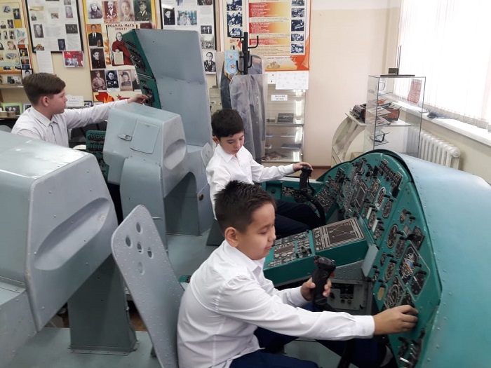 Kásibı ushqyshtar balalarǵa áýe kemeleri týraly tájirıbe saǵatyn ótkizdi