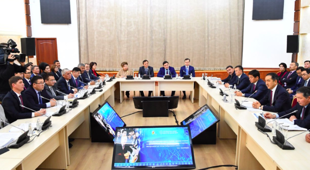 B. Saǵyntaev TjKBB mekemeleriniń basshylarymen kezdesip, bilim berý nysandaryn aralady