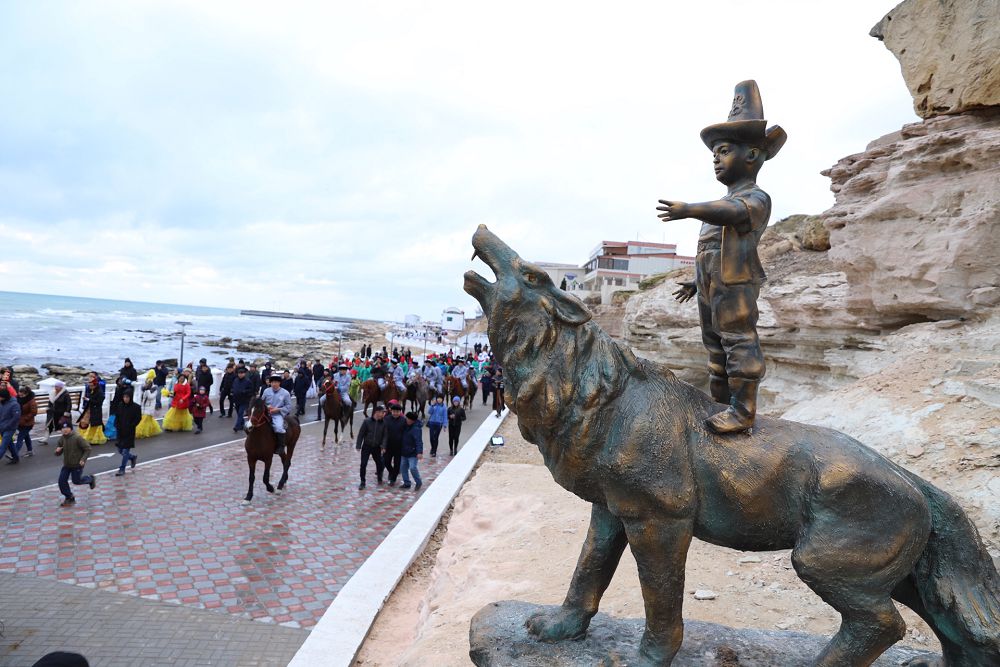 Teńiz jaǵalaýyna mıf keıipkerleri «jaıǵasty»