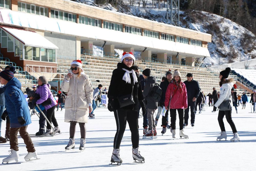 Turǵyn úı qurylys jınaq banki búkil ujymymen Medeý muz aıdynyna bardy