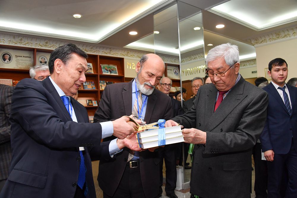 Túrkologııadaǵy ózekti máseleler aıtyldy