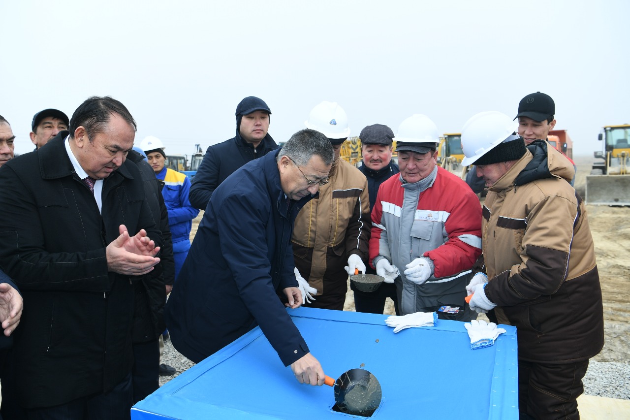 Túrkistanda «Nurly jer» jáne «7-20-25» baǵdarlamasy aıasynda salynatyn turǵyn úılerdiń irgetasy qalandy
