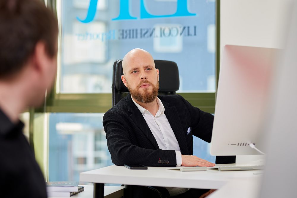 Brıtanııa shaǵyn gazetterge kómektesedi