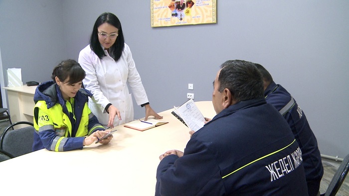 Shymkentte jedel járdem qyzmetkerleri shaqyrtýlardy smartfon arqyly qabyldaıdy