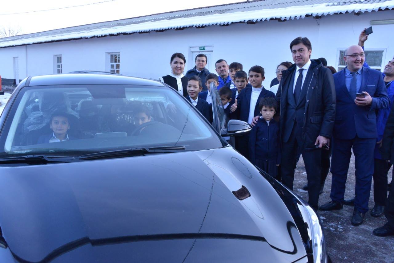 Shymkenttik balalar úıiniń tárbıelenýshileri Nazarbaevtyń meırimine bólendi