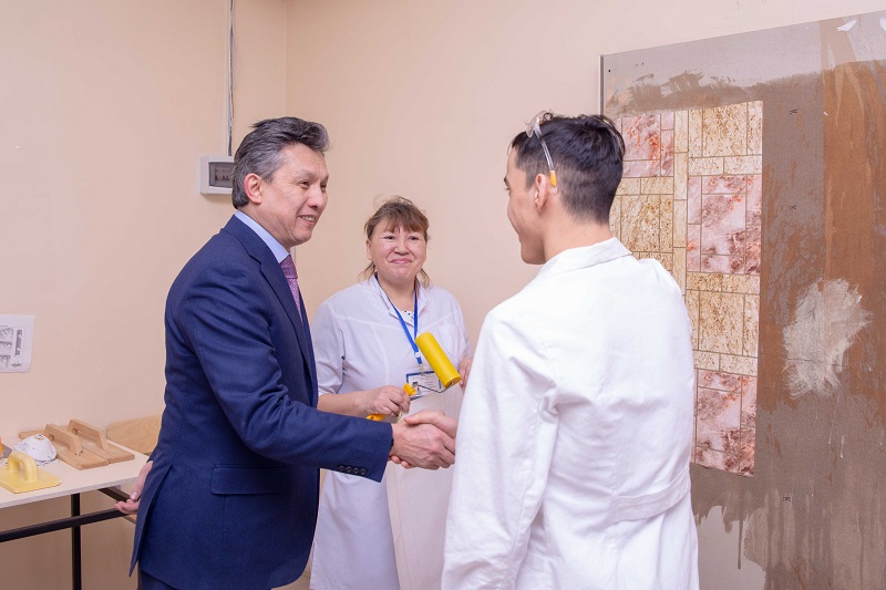 Baqyt Sultanov «Nurly júrek» áleýmettik qyzmet kórsetý ortalyǵynyń jumysymen tanysty