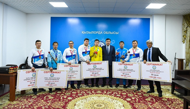 Oblys ákimi sportshylarǵa páter kiltin berdi