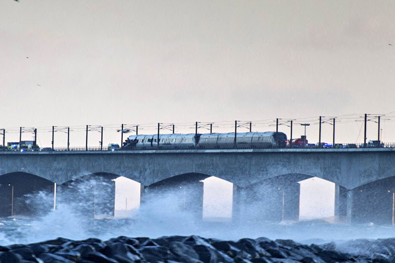 Danııadaǵy temir jol apatynan 6 adam qaza taýyp, 16 jolaýshy jaralandy