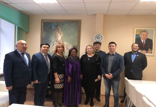 Nobel syılyǵynyń laýreaty Nelson Mandelanyń týǵanyna 100 jyl tolýyna oraı kesh ótti