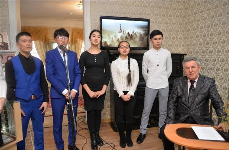 Pavlodarlyq sazger Nazymbek Dúkenbaı 500 án jazǵan 