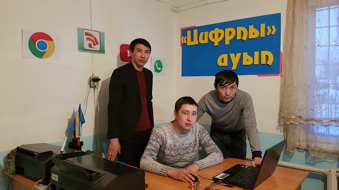 ShQO Tarbaǵataı aýdanynda úsh jigit aýyldy ınternetpen qamtyp otyr
