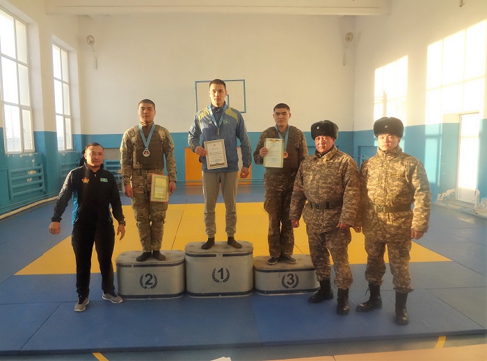 Mańǵystaýda áskerı qyzmetshiler jekpe-jek túrlerimen belsene aınalysady