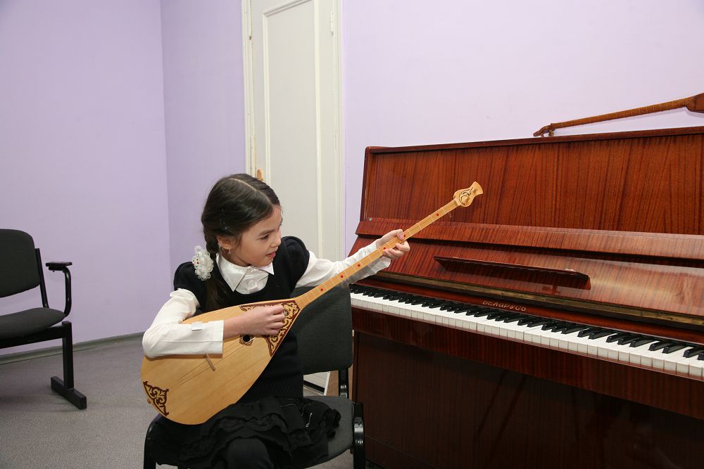 Lıseı shákirtteri shetinen dombyrashy