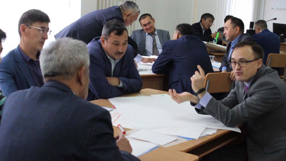 Aýyl ákimderi menedjmentti úırenip jatyr