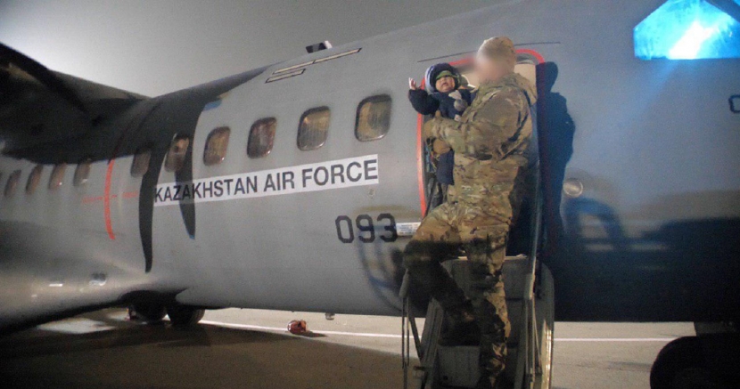 Sırııadaǵy sergeldeńge túsken otandastarymyz elge oraldy