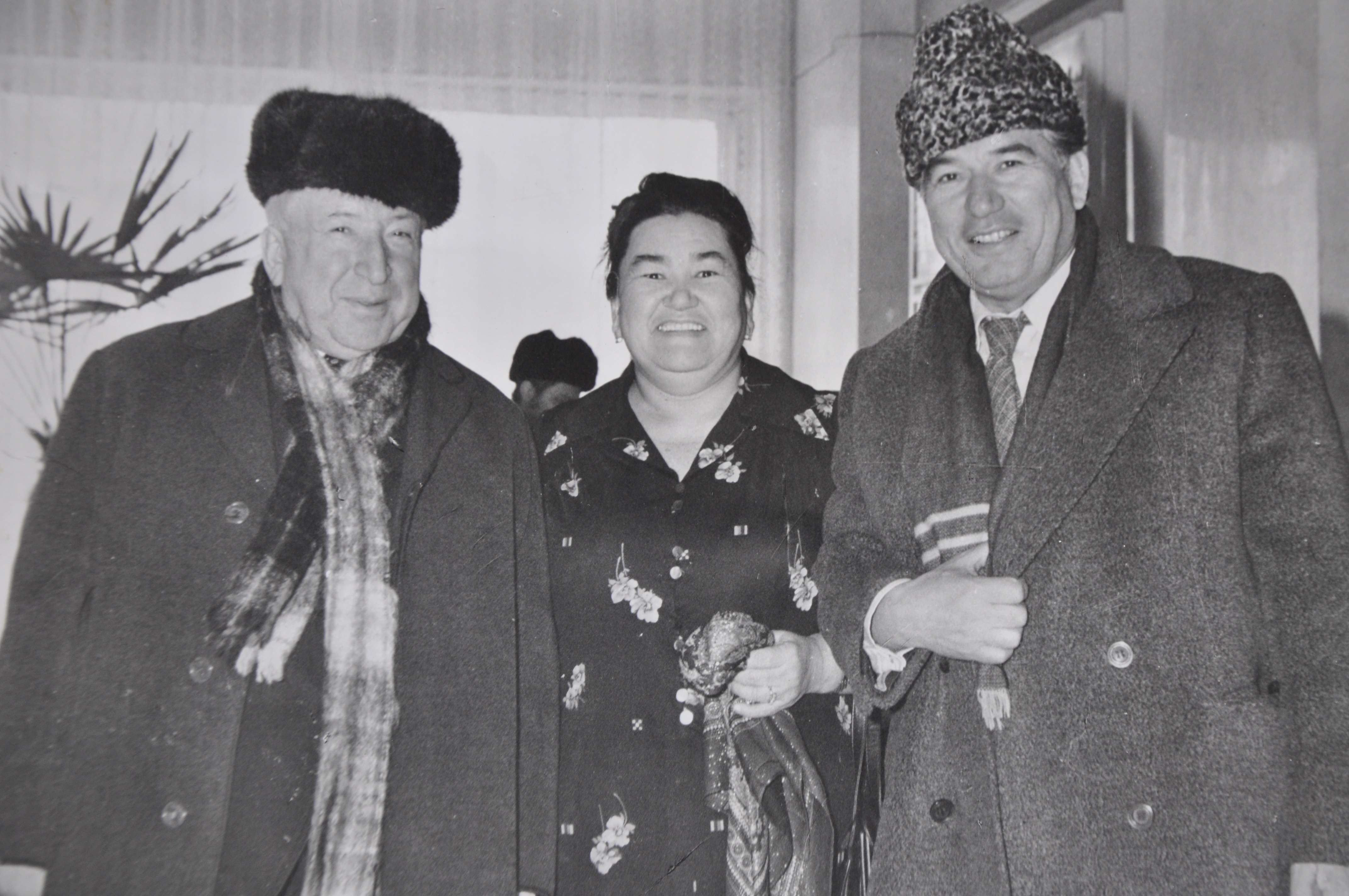 Aıtmatov pen Ǵamzatovty "shyrt etkizgen" fototilshi