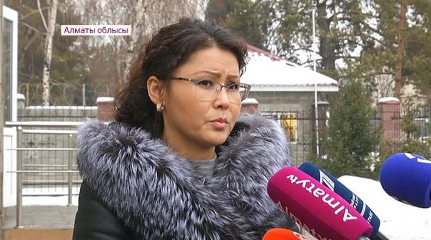 Ata-anadan jábir kórgen muǵalimniń isi sotta qaralyp jatyr