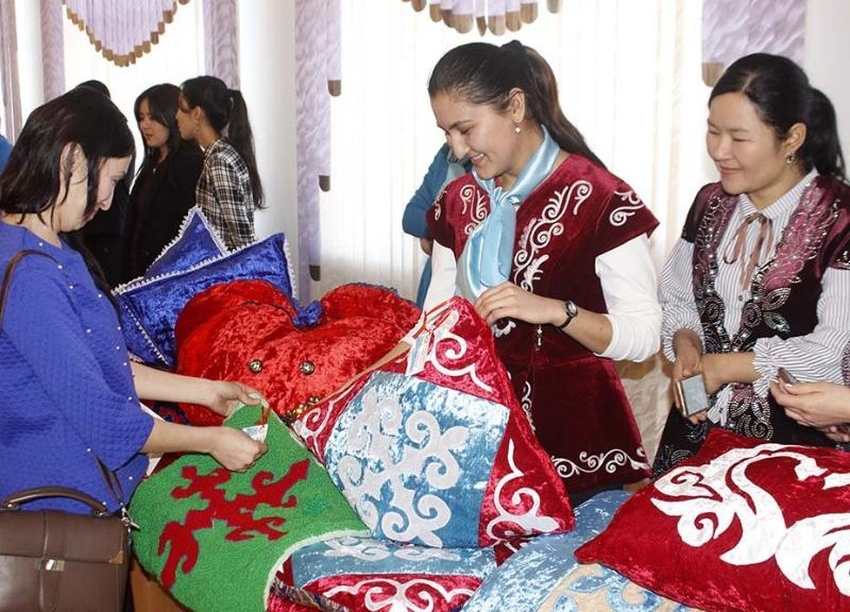 Jas kásipkerler kóbeıip keledi