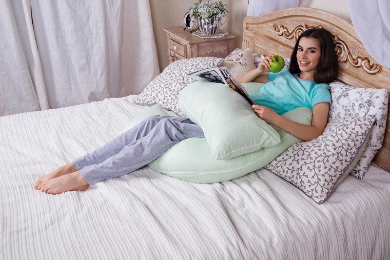 Aıaǵy aýyr áıelge qalaı uıyqtaǵan durys?