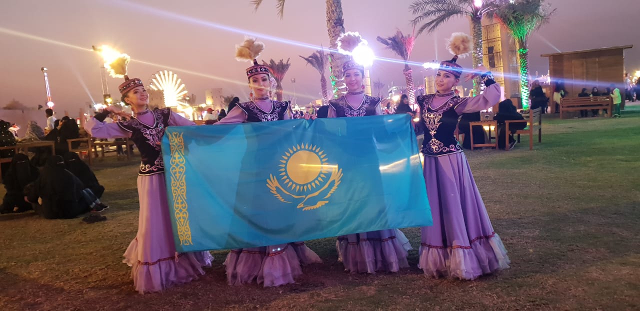 Áýlıeatalyq «Aqkerbez» bı ansambli Ábý-Dabıde óner kórsetedi