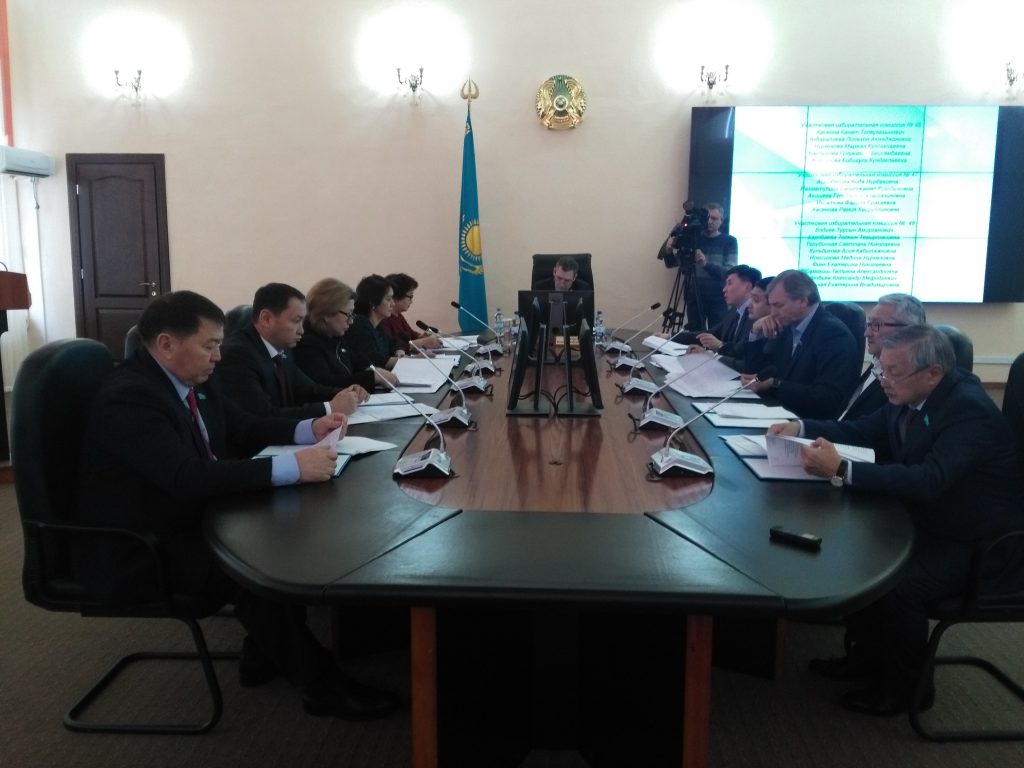 Pavlodarda qalalyq máslıhat depýtattary qaıyrymdylyq sharalaryna  qatysýda