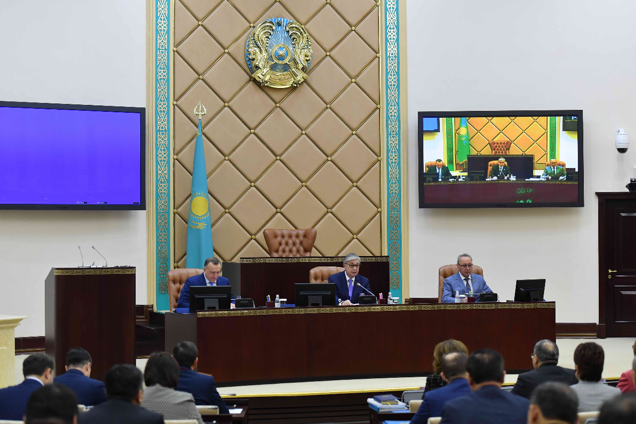 Senat otyrysynda Qazaqstan-Tájikstan arasyndaǵy kóshi-qon máselesi qaraldy