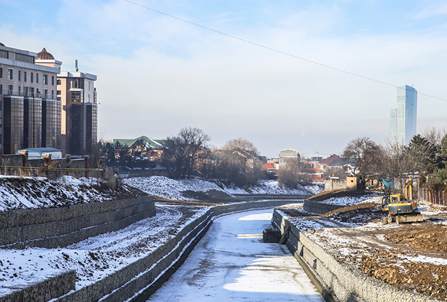 Almatyda Esentaı ózeniniń arnasyn bekitý jumystary júrip jatyr